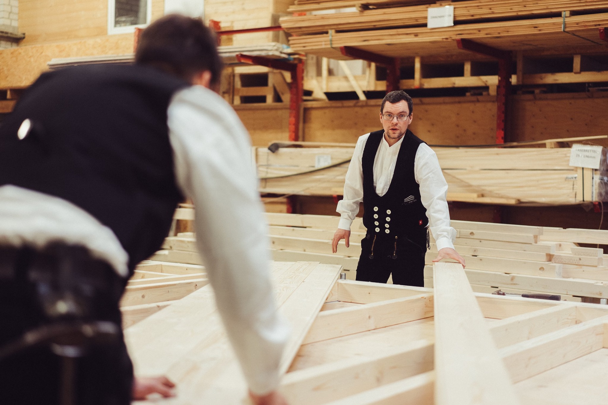 Mitarbeiter kniet auf einem großen Deckenelement in der Halle