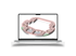 Laptop zeigt CAD-Software mit 3D-Modell eines komplexen grauen Maschinenteils und roten Bearbeitungspfaden.