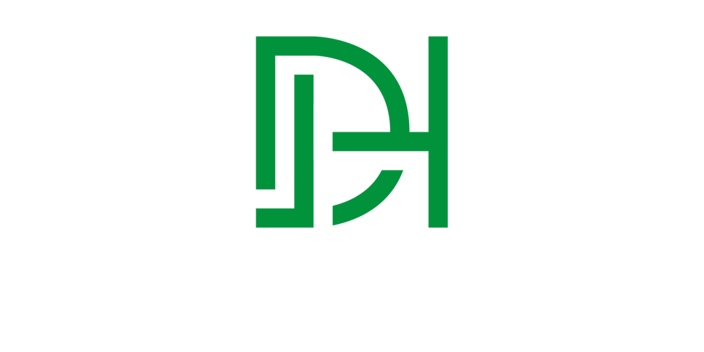 Grünes DH-Logo über dem weißen Text "DeinHolzbau" auf dunkelgrünem Hintergrund.