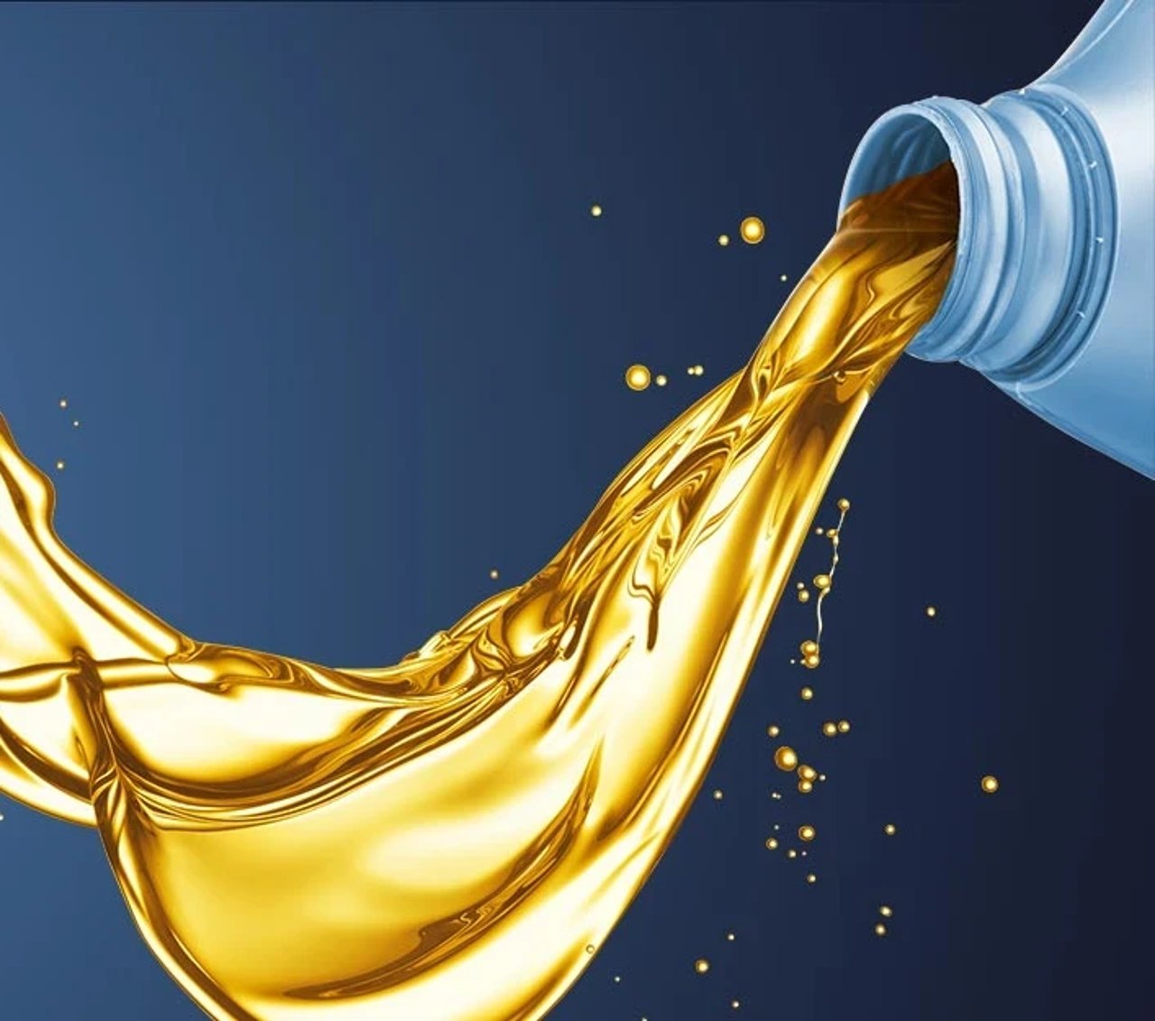 Goldgelbes Motoröl fließt aus einer blauen Kunststoffflasche vor einem dunkelblauen Hintergrund.