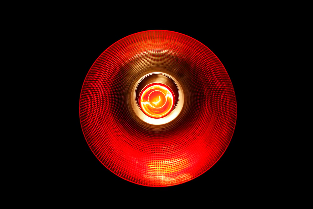 Eine rot leuchtende Warnlampe vor schwarzem Hintergrund
