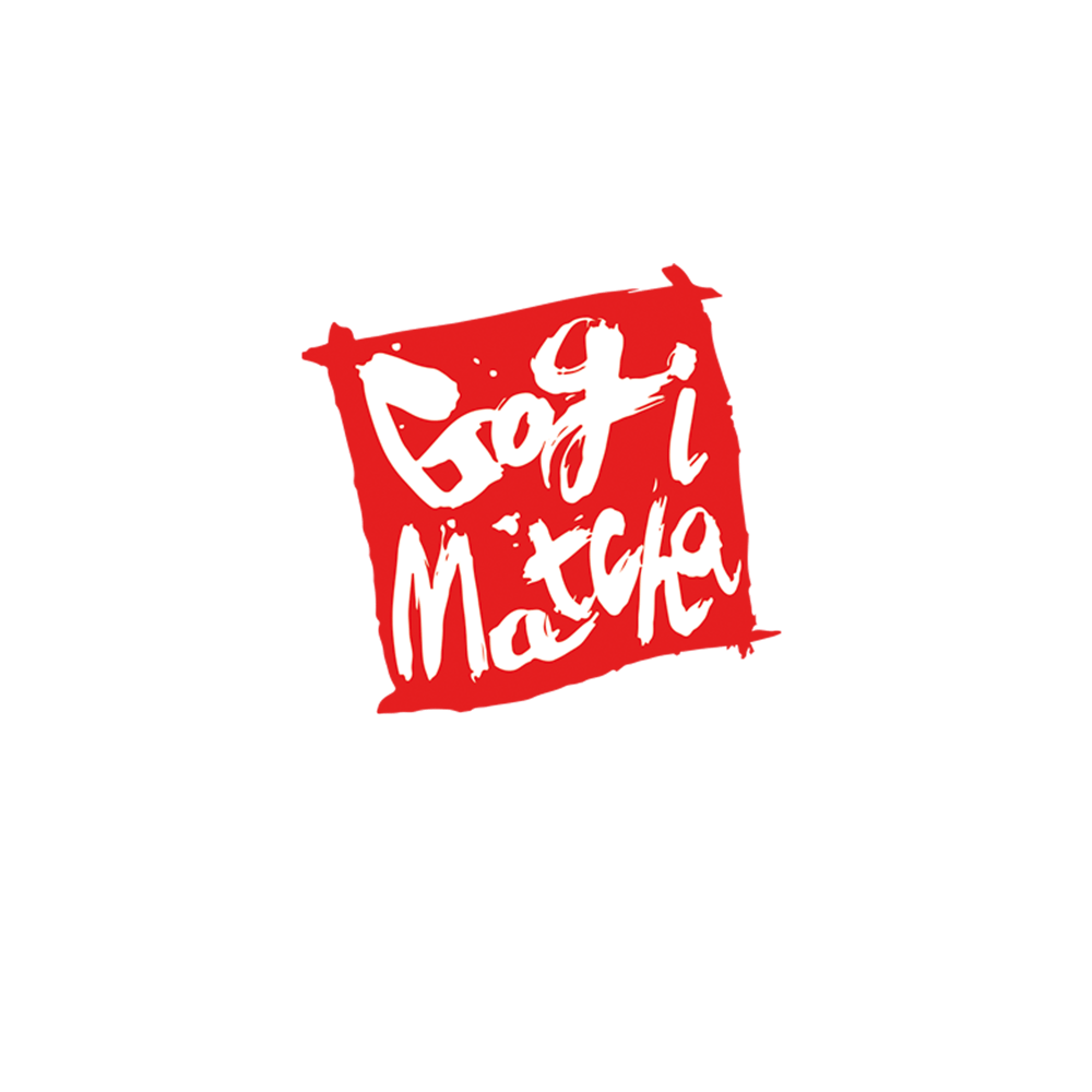 Gogi Matcha Logo in weiß auf rotem, unregelmäßigem Rechteck, darunter koreanische Schriftzeichen, auf grünem Hintergrund.