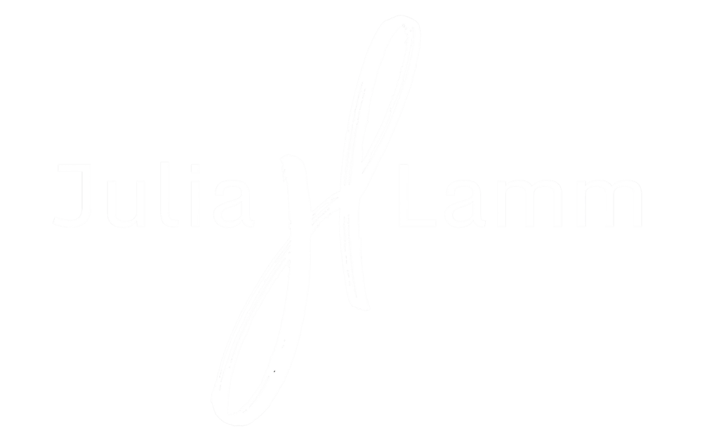 Julia Lamm Logo mit JL-Monogramm auf dunkelgrünem Hintergrund