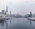 Verschneite Zürcher Altstadt mit Gebäuden am Fluss Limmat, darunter das Grossmünster und die Fraumünsterkirche.