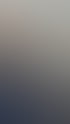 Solarmodule auf einem roten Ziegeldach mit einem Feld und bewölktem Himmel im Hintergrund.