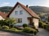 Freistehendes Einfamilienhaus mit Garten in der Ortenau vor bewaldeten Schwarzwaldhöhen