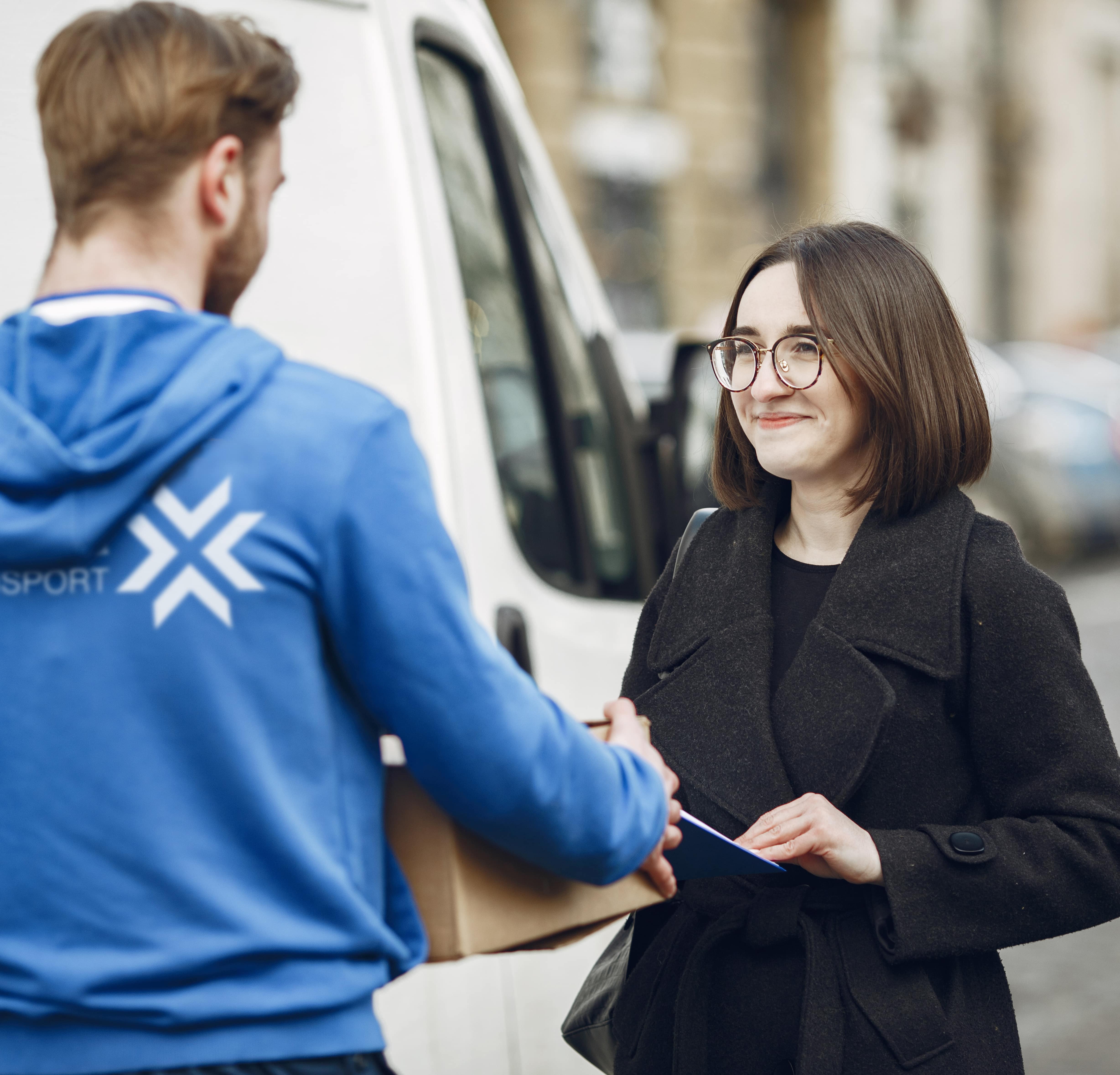 Mitarbeiter von Kara Transport stellt eine Sendung in Fulda zu