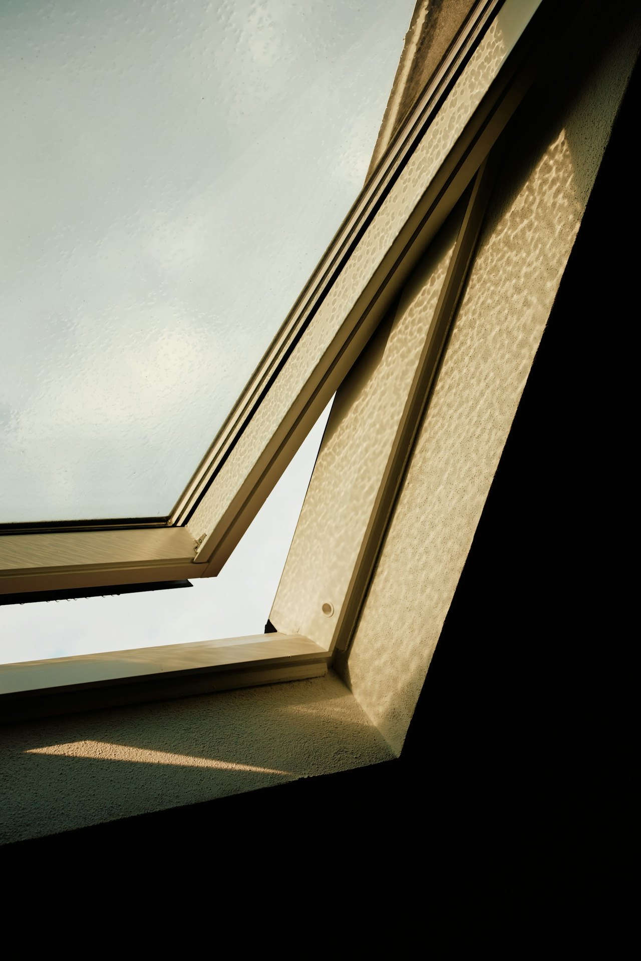 Dachfenster mit einfallendem Sonnenlicht