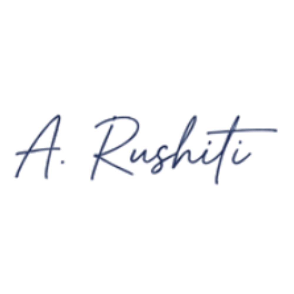 Blaue Unterschrift "A. Rushiti" auf dunkelgrünem Hintergrund.