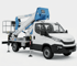 Weißer Iveco Daily LKW mit blauem und weißem Cocage Hubsteiger.