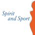 "Spirit and Sport" in blauer Schrift auf Weiß, mit orangefarbenem, geschwungenem Rand rechts.