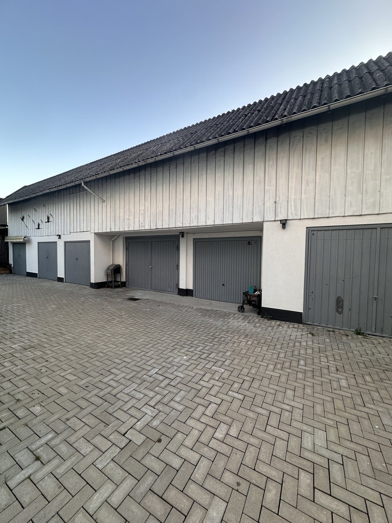 Garagenhof mit mehreren Einzelgaragen und gepflasterter Zufahrt