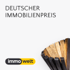Deutscher Immobilienpreis, ImmoWelt-Logo, und eine Trophäe aus Holz und Metall.