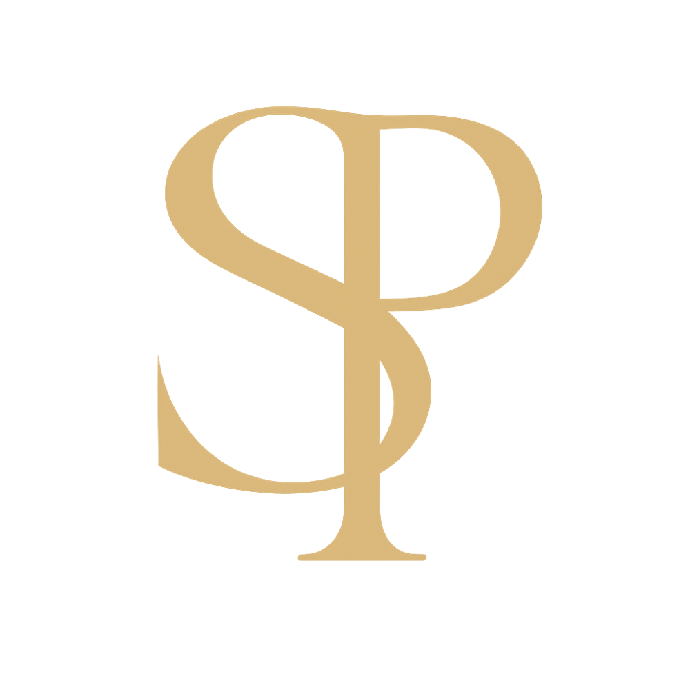 Goldene verschlungene Buchstaben "SP" auf dunkelgrünem Hintergrund.