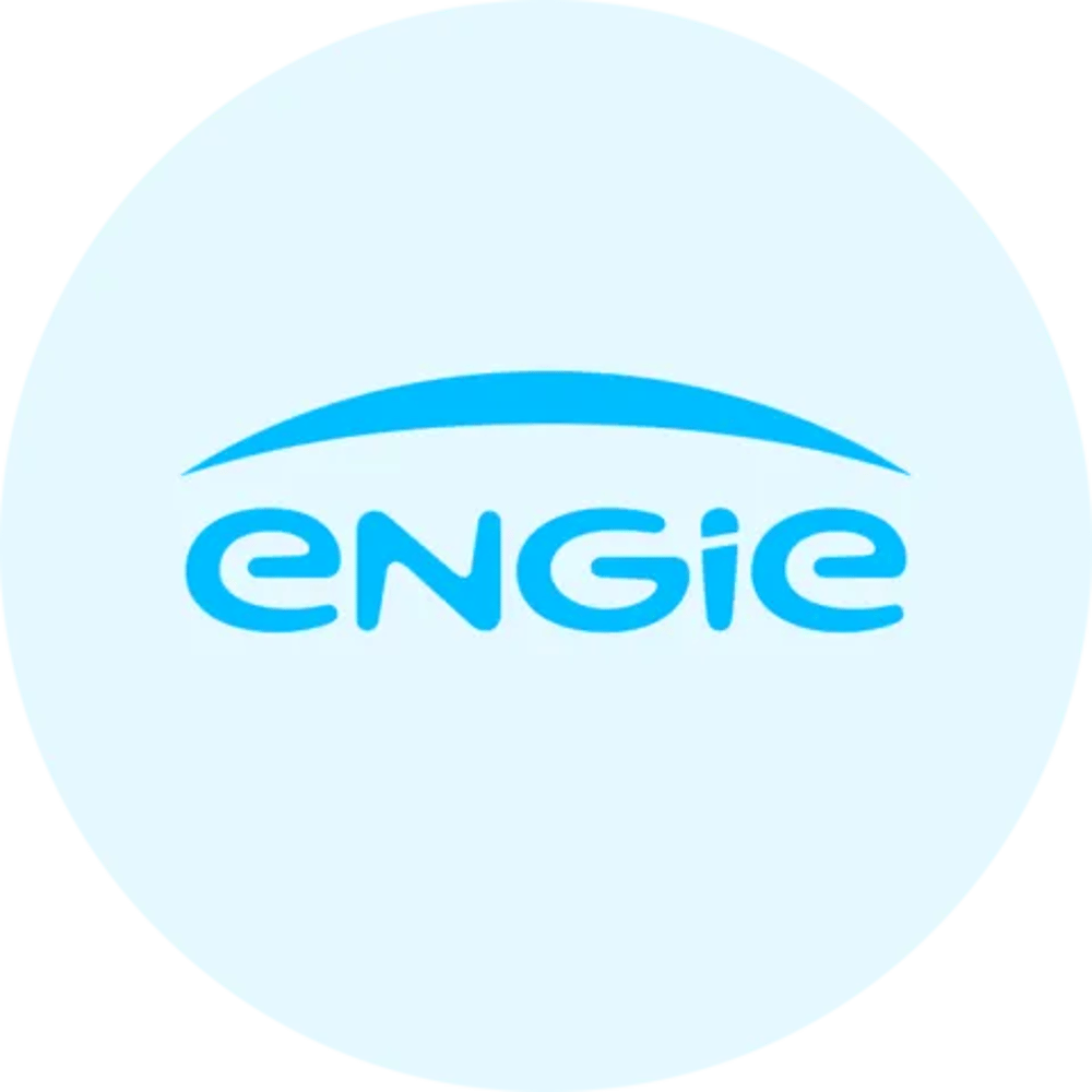 Engie Logo: Blauer Schriftzug "eNGie" mit einem geschwungenen Bogen darüber auf hellblauem Kreis.