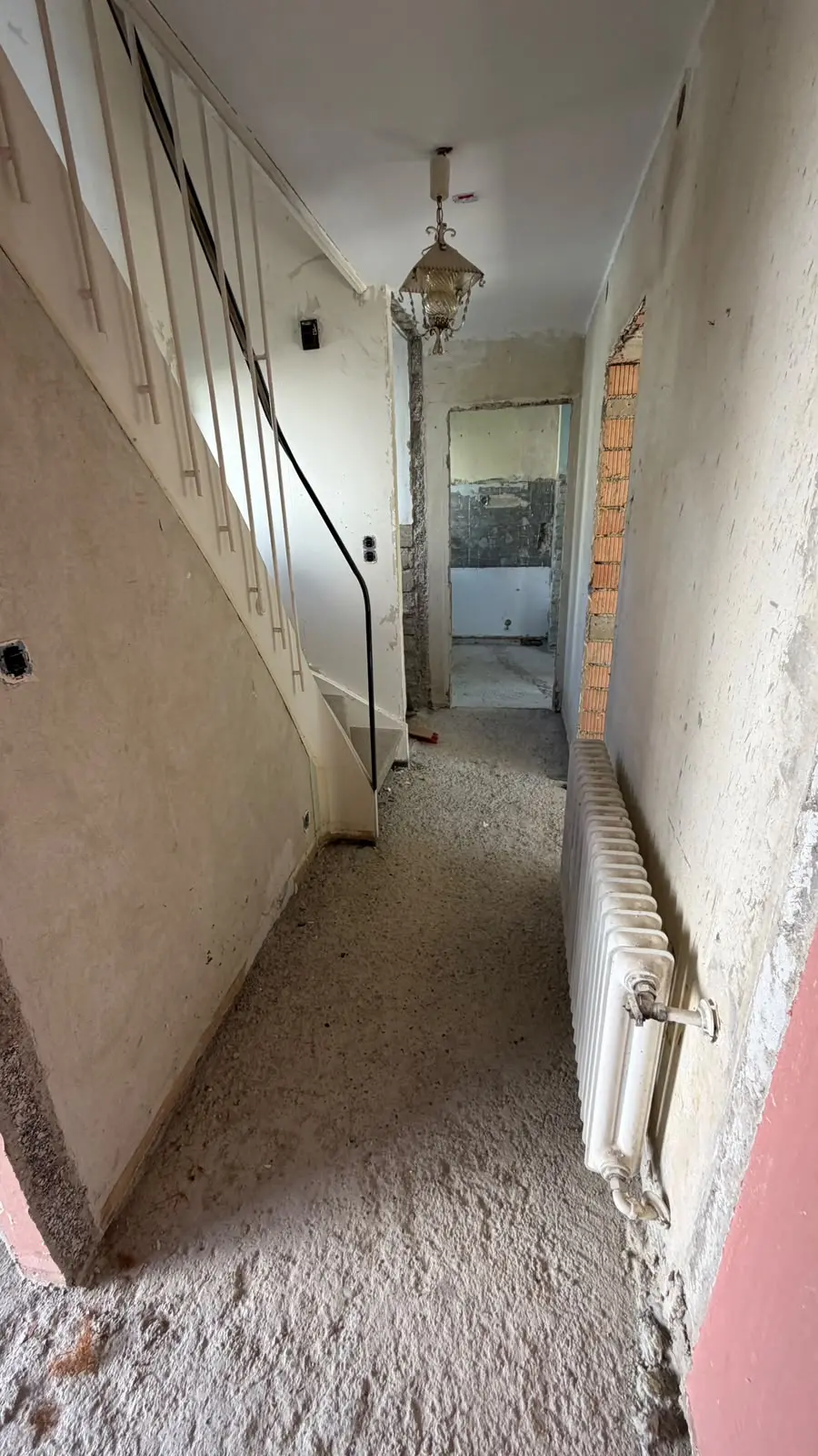 Flur mit freigelegten Wand- und Bodenflächen nach dem Rückbau in Kaufbeuren