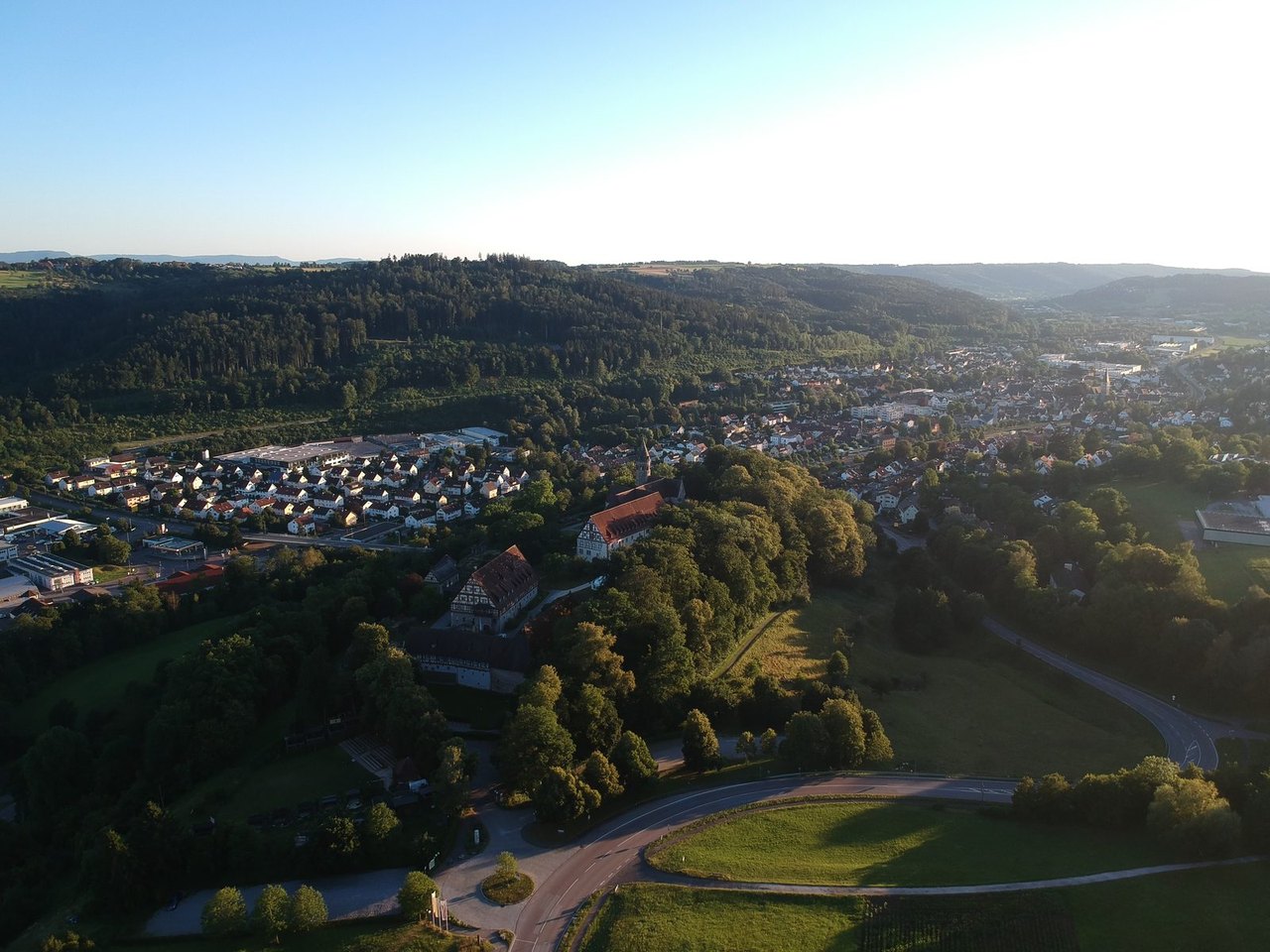 Luftaufnahme von Lorch im Remstal mit Kloster Lorch