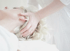 Eine Frau mit blondem Haar erhält eine Kopfmassage.