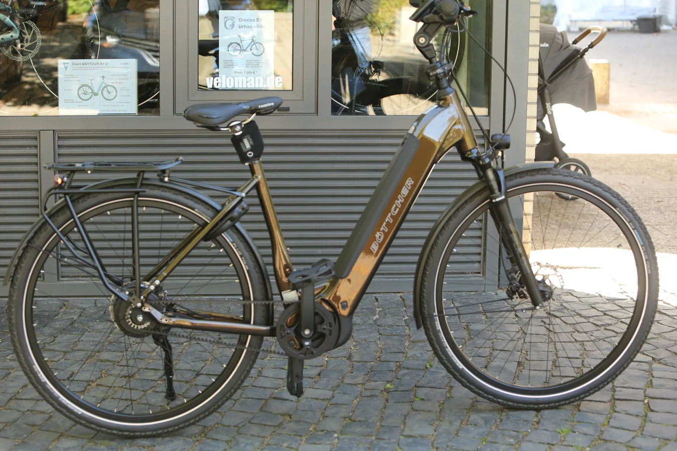 eBike in Bronze vor dem Schaufenster des Veloman eBike-Center