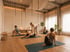 Yoga-Session im hellen Kursraum des Yoga-Studios TriFlow in Bergheim mit entspannter und natürlicher Einrichtung
