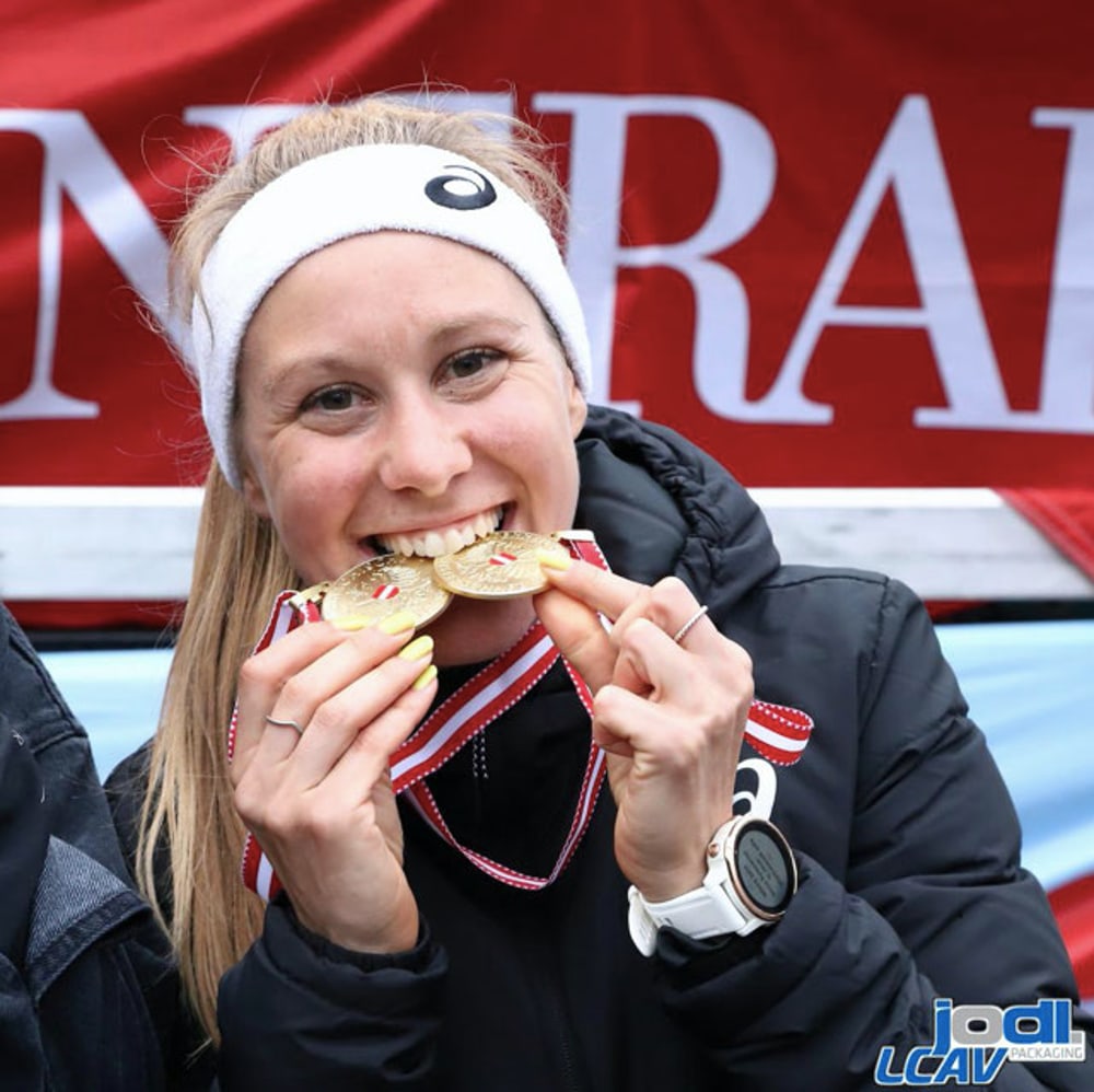 Julia Mayer mit der Goldmedaille als österreichische Meisterin über 10 km Straße 2022