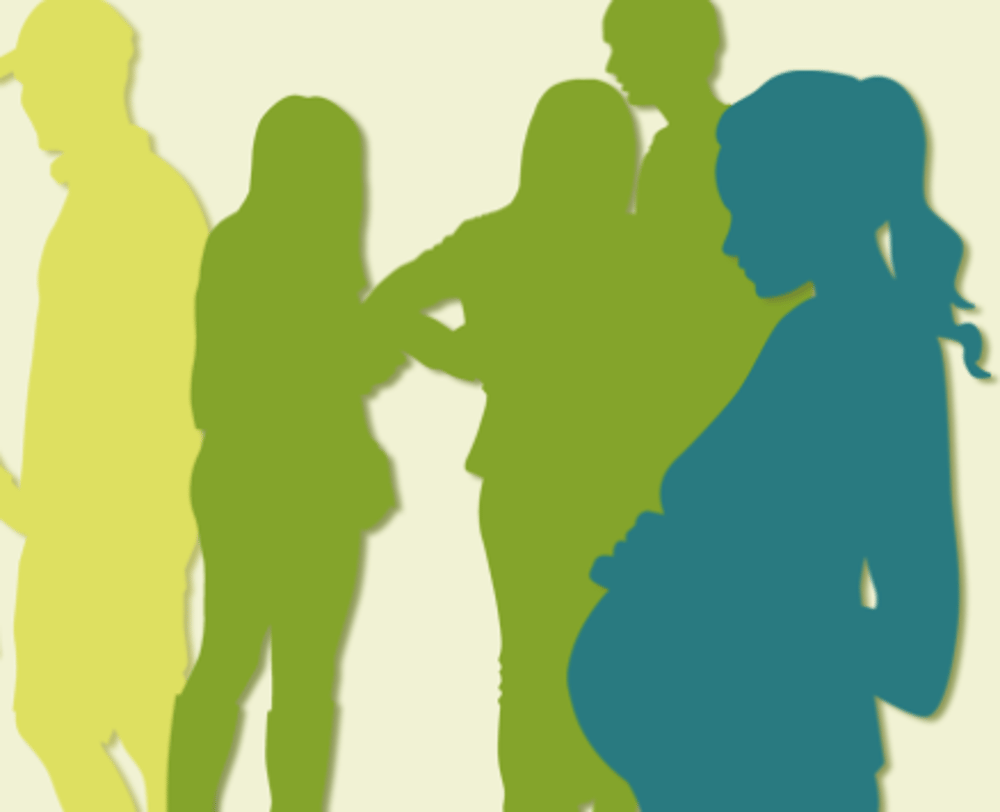 Grüne und blaue Silhouetten verschiedener Personen, im Vordergrund eine schwangere Frau im Profil.