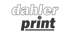 Dahler Print-Logo auf dunkelgrünem Hintergrund.