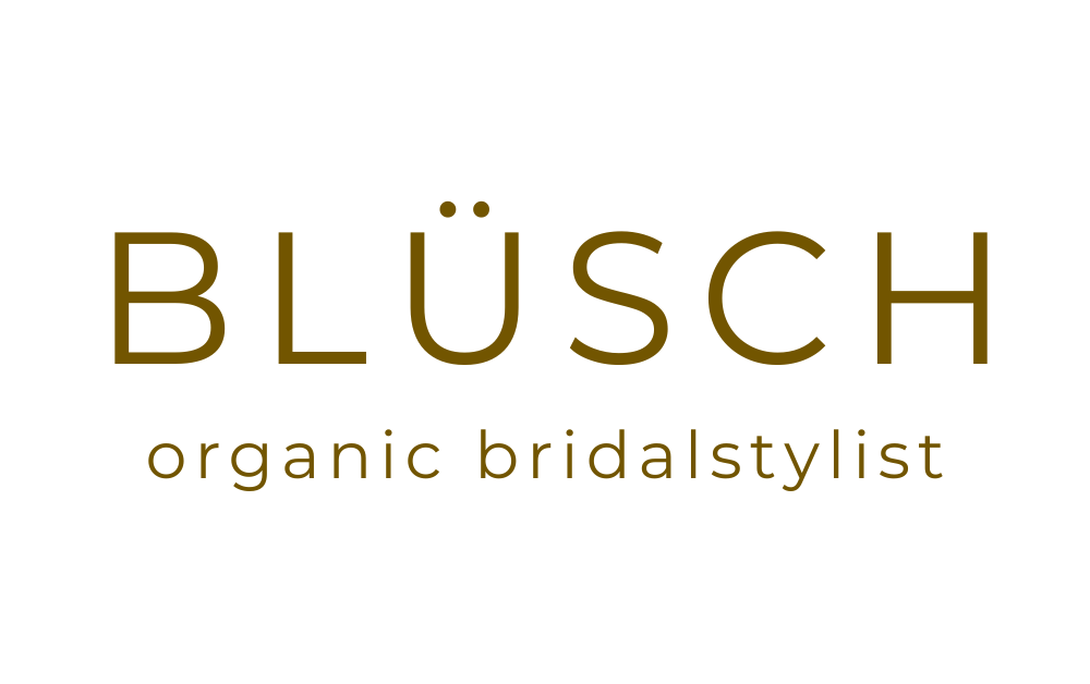 BLÜSCH organic bridalstylist Logo in Gold auf dunklem Hintergrund.