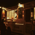 Food truck "THE WAFFEL TRUCK" la nuit, un employé sert des clients, menu "CLASSIC LIEGE STYLE".