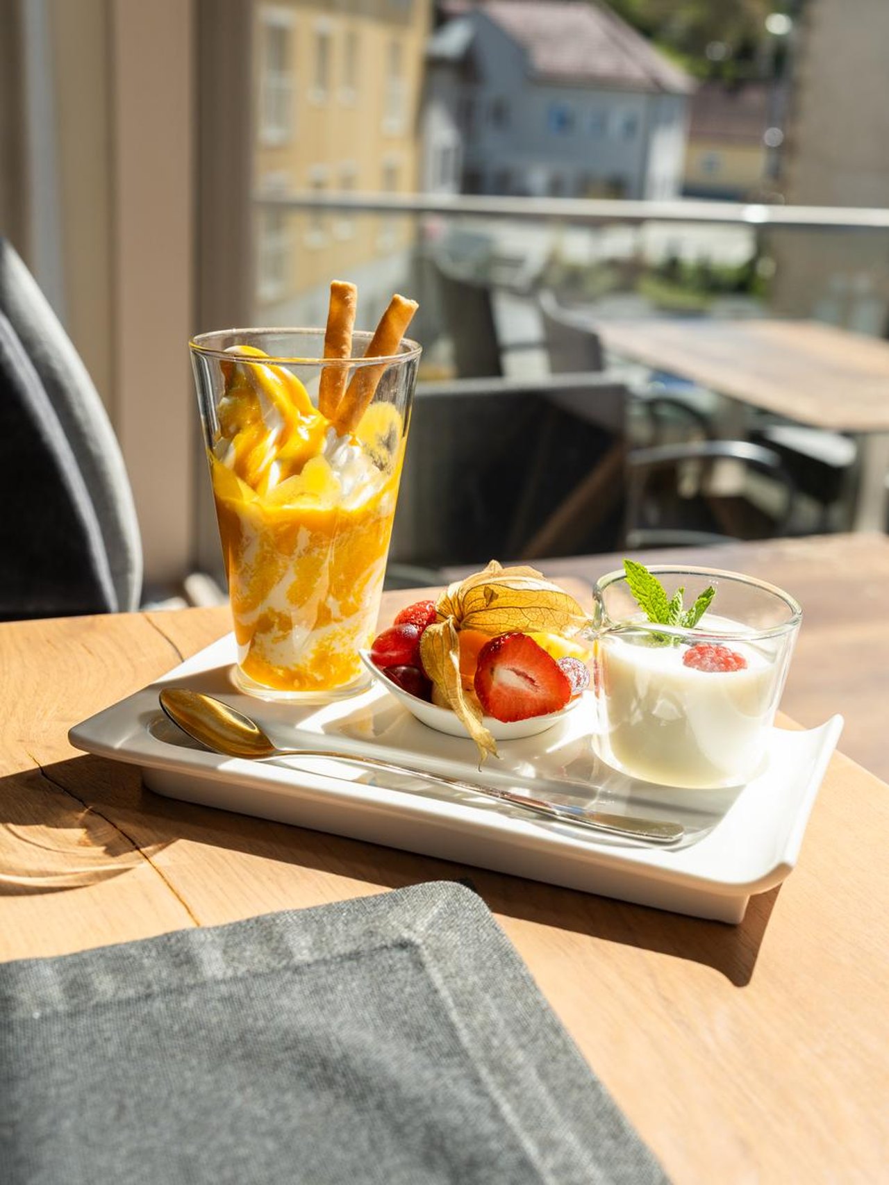 Gast genießt Dessert