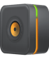 Dunkelgraues quadratisches Gerät mit orangefarbenem Logo, vertikalen Rillen und einem leuchtenden grünen und orangefarbenen Streifen an der Seite.