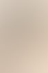 Person analysiert Börsencharts auf einem Monitor, nutzt einen Taschenrechner und prüft gedruckte Finanzberichte am Schreibtisch.