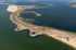 Luftaufnahme vom Brouwersdam in Renesse mit Parkplätzen, Sandstrand und Kitesurf-Bereich