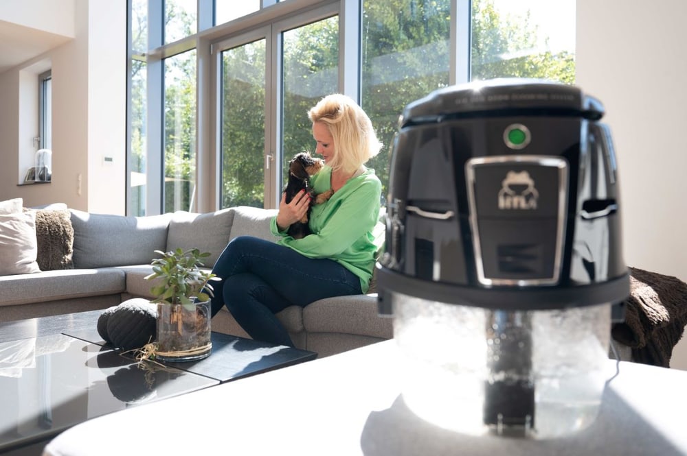 Susanne Frickenhaus im Wohnzimmer mit einem HYLA EST
