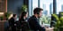 Vertriebsteam mit Headsets bei der telefonischen Neukundenakquise in einem modernen Büro.