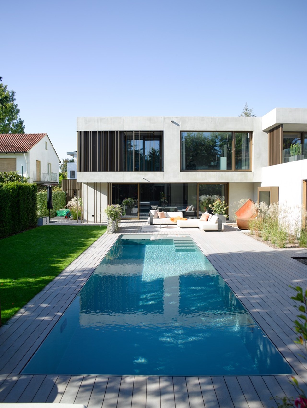 Modernes Haus mit Pool, Holzdeck und Außenterrasse