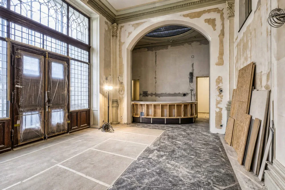 Eingangsfoyer vor und nach dem Ausbau