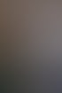 Ein Mann spricht vor einem Publikum in einem Konferenzraum; eine Leinwand und ein Banner sind im Hintergrund sichtbar.