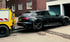 Schwarzer Audi wird von einem Abschleppfahrzeug aus der Garage gezogen