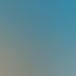 Ein Bauarbeiter in schwarzer Arbeitskleidung arbeitet auf einem Dach unter blauem Himmel.