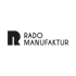 RADO MANUFAKTUR Logo mit stilisiertem "R" auf dunkelgrünem Hintergrund.