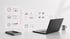 Ein Laptop auf einem Schreibtisch mit schwebenden digitalen Icons für Content-Planung, Design und Social Media.