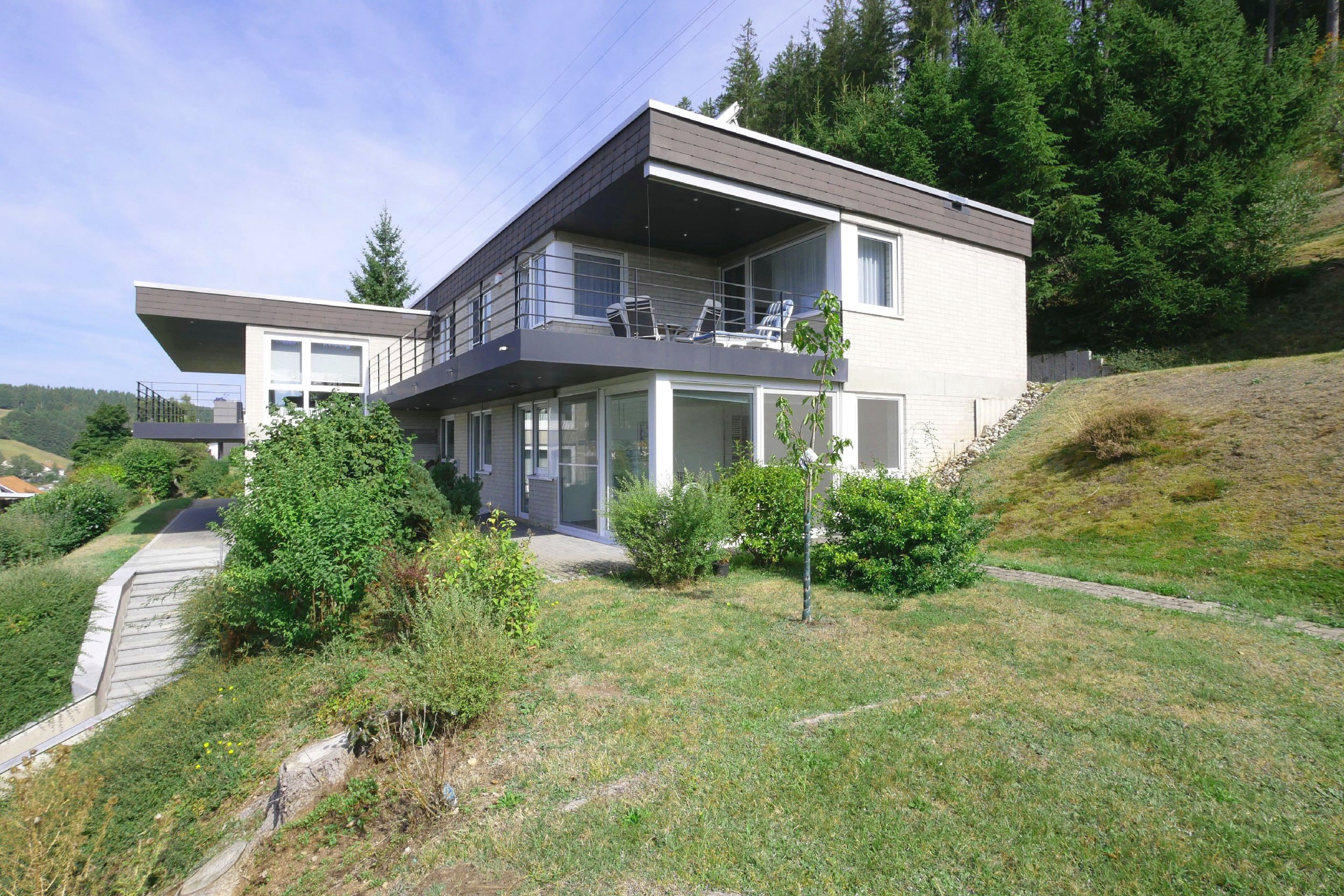 Architektenhaus von 1972 mit Flachdach, Balkon und terrassiertem Garten in Vöhrenbach
