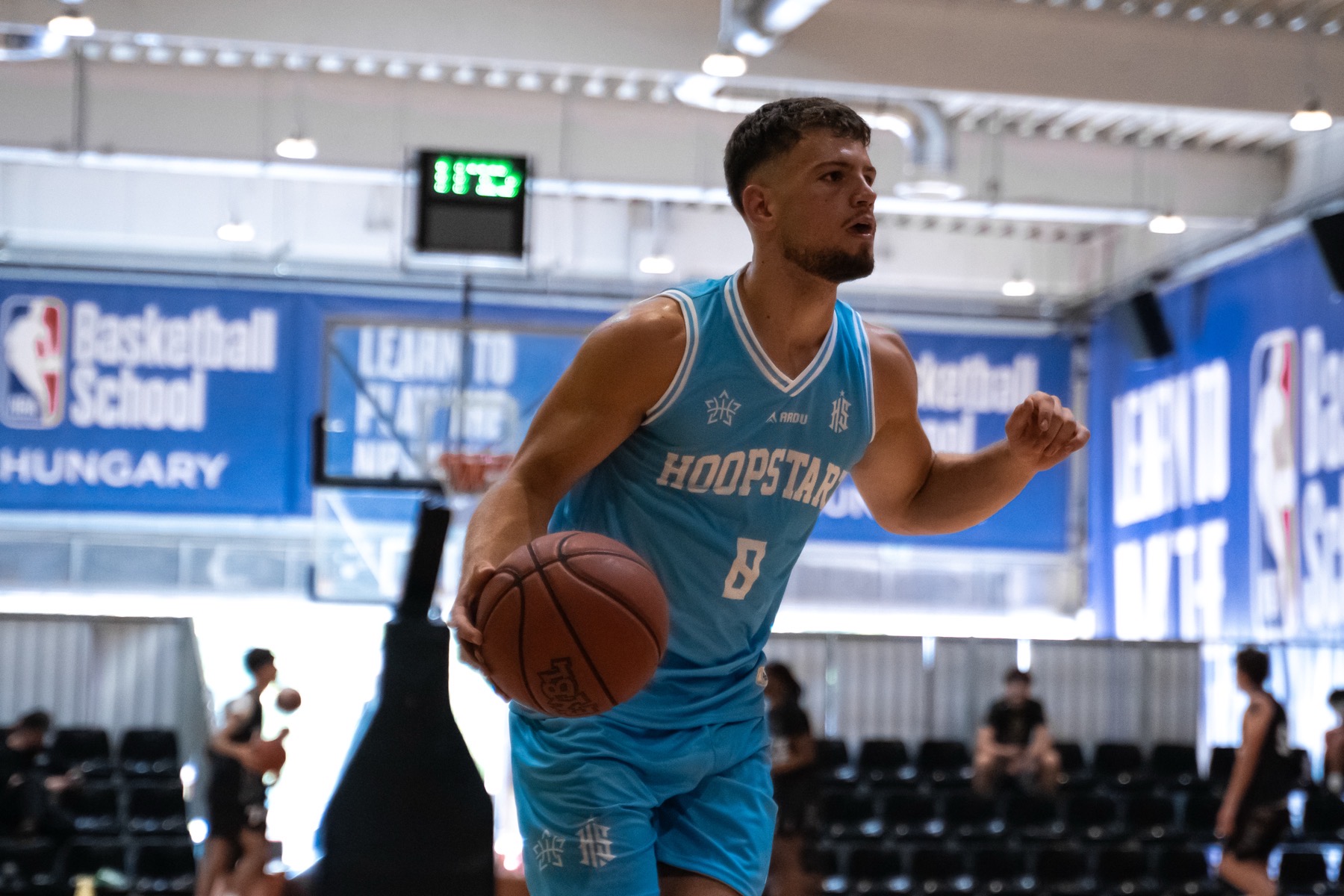 Oskar Sandmann beim Dribbling an der NBA Basketball School