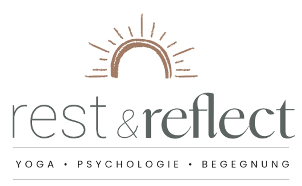 Logo "rest & reflect" mit einem stilisierten Sonnenaufgang und den Stichwörtern "YOGA • PSYCHOLOGIE • BEGEGNUNG".