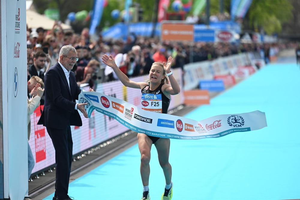 Julia Mayer im Ziel des Vienna City Marathon 2023 mit österreichischem Rekord