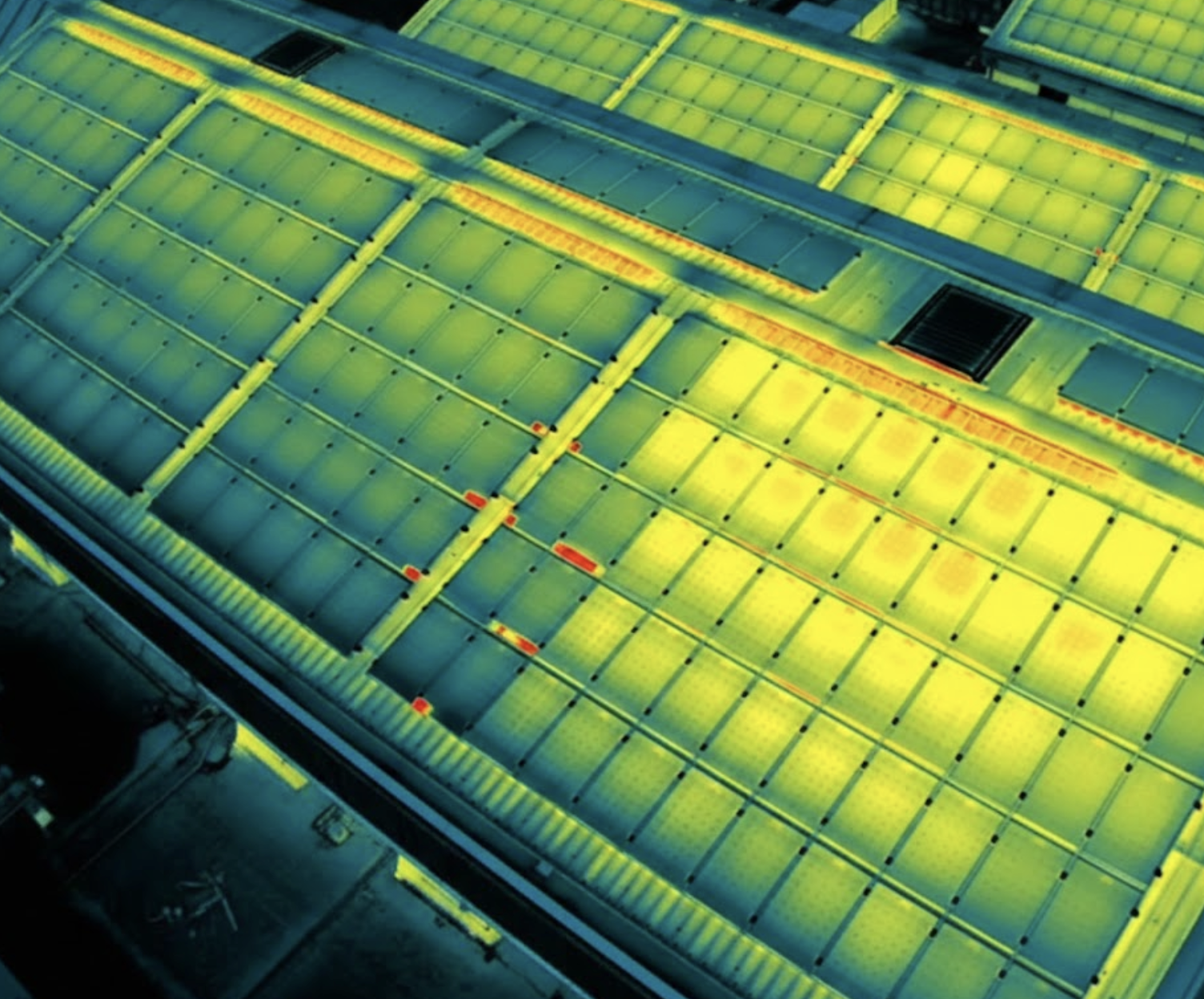 Thermografie-Drohne prüft PV-Anlage