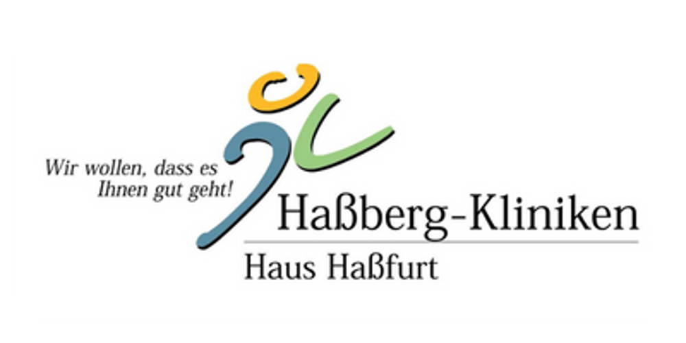 Logo der Haßberg-Kliniken mit stilisierter Figur, Slogan "Wir wollen, dass es Ihnen gut geht!" und "Haus Haßfurt".