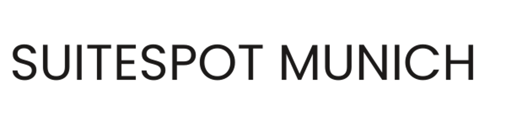 Schwarzer Text auf grünem Hintergrund, der "SUITESPOT MUNICH" liest.