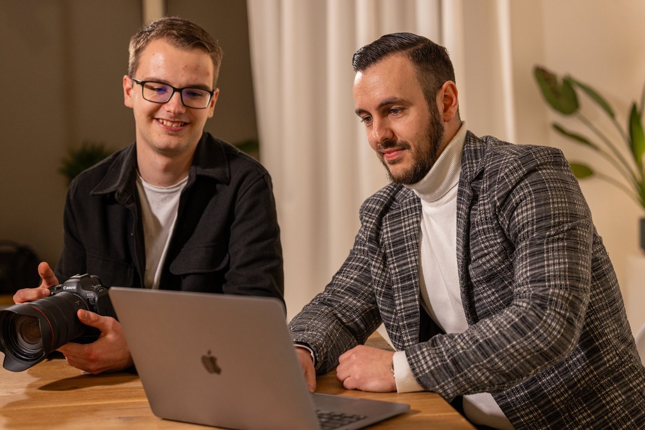 Lukas Wolf und Felix Mauersberger sichten gemeinsam das Material eines Shootings